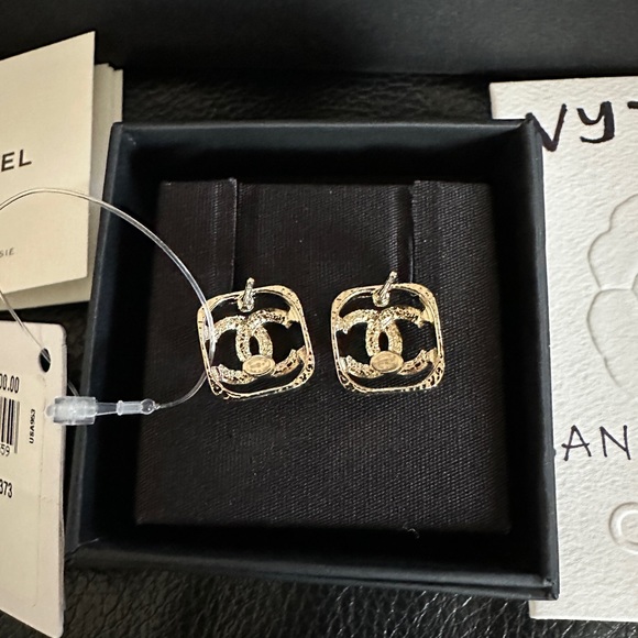 ❌ SOLD! Chanel 23P CC Square Stud Earrings - Picture 5 of 5